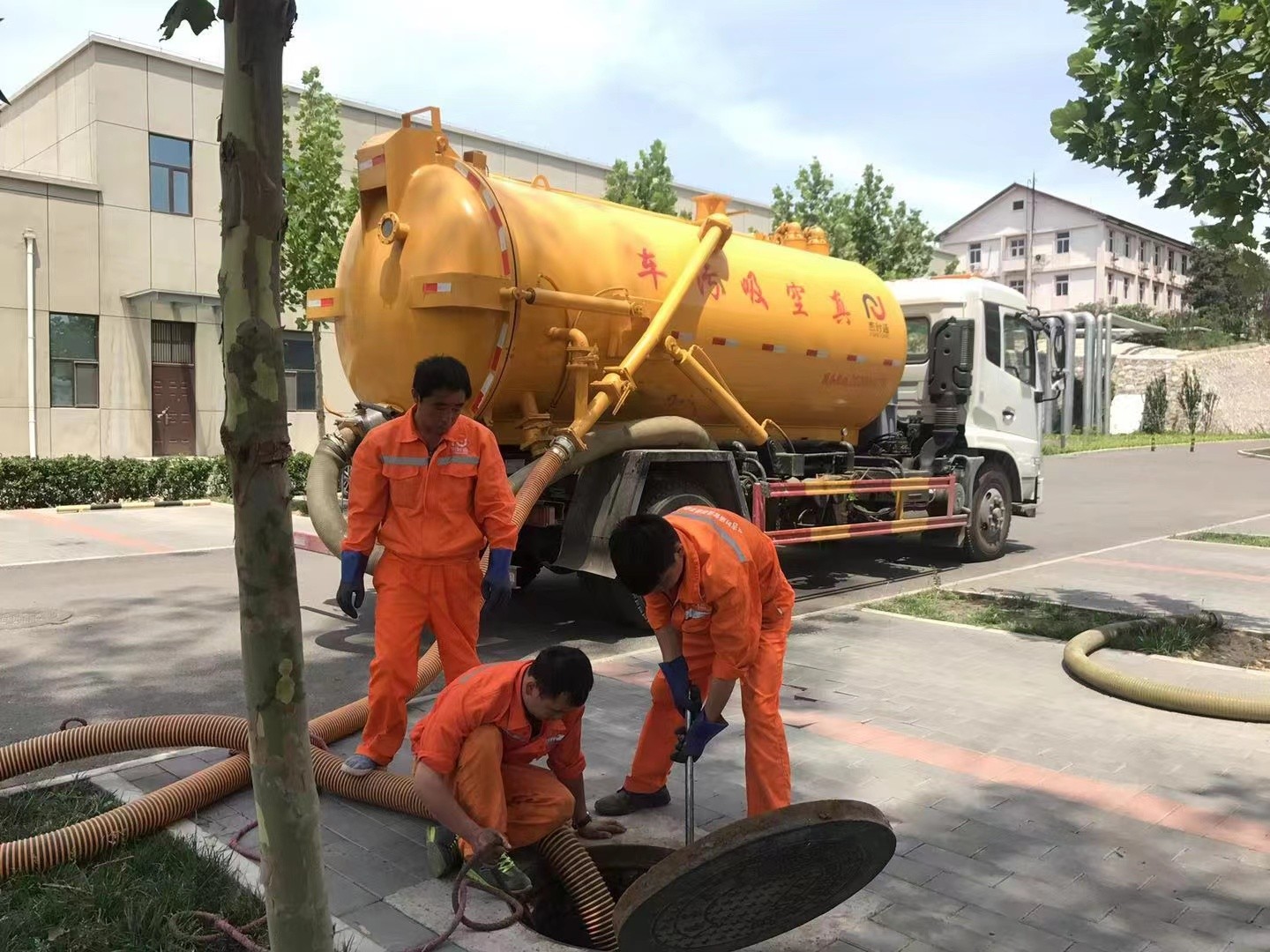 新干管道疏通车停在窨井附近