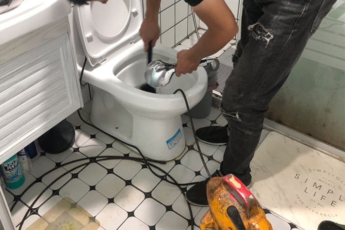 新干马桶堵塞自己疏通还是找师傅?专业上门服务让你省时更省心